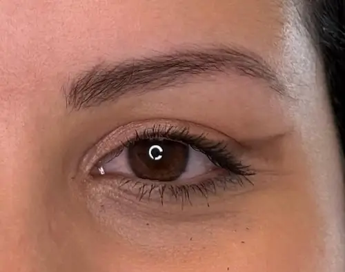 micropigmentacion Un primer plano del ojo y la ceja marrones de una persona, que muestra la textura natural de la piel, las pestañas tenues y la piel suave alrededor del área de los ojos después de la micropigmentación en cejas. Monica Aranguez